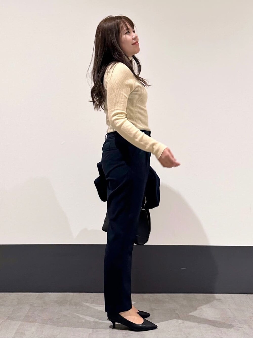 ブルー系のノーカラージャケット、ブルー系のその他パンツ、ブラック系のパンプスを着用したレディースの冬コーディネートの4枚目の写真