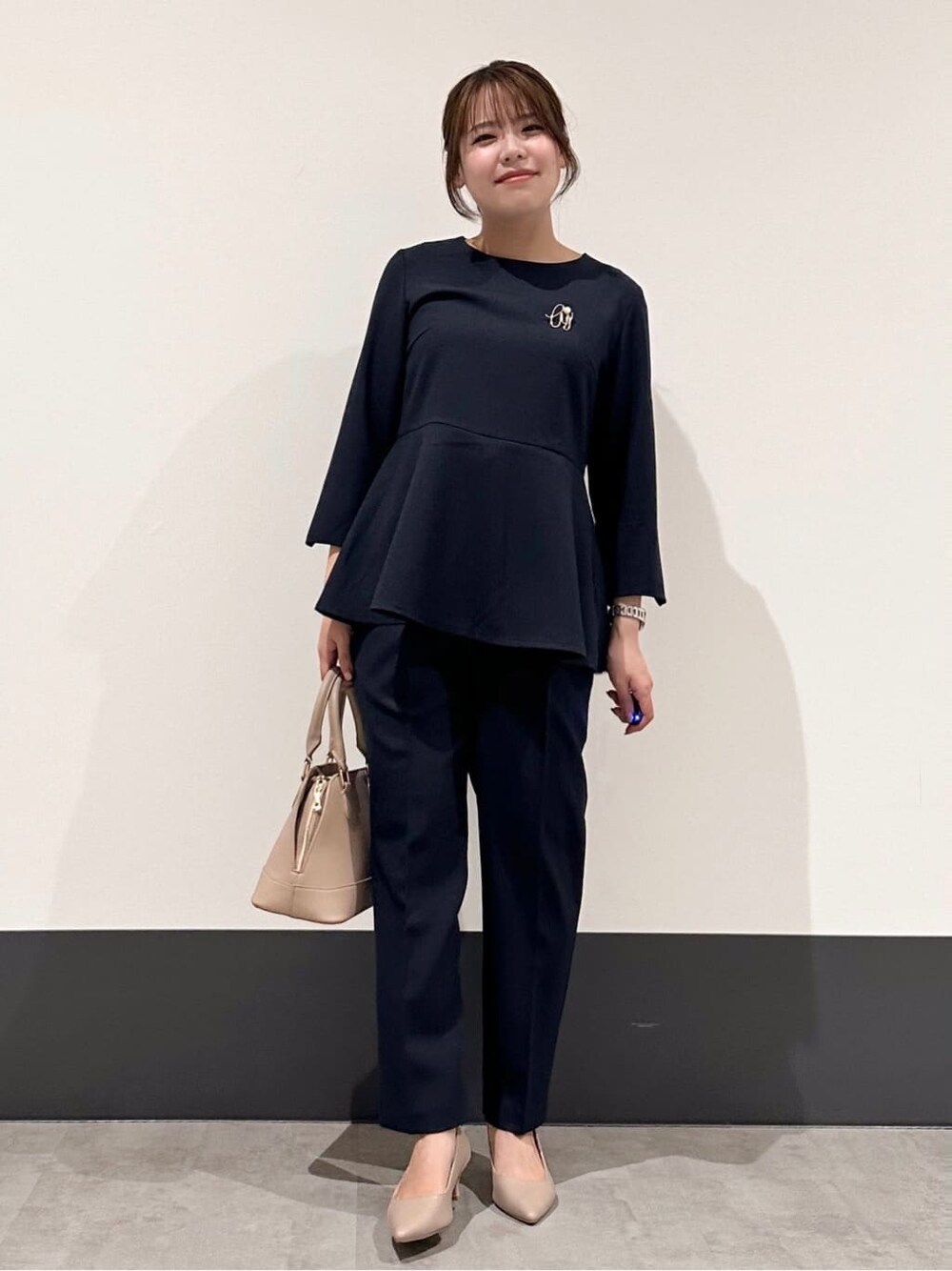 ブルー系のシャツ/ブラウス、ブルー系のその他パンツ、ベージュ系のショルダーバッグを着用したレディースの冬コーディネートの2枚目の写真