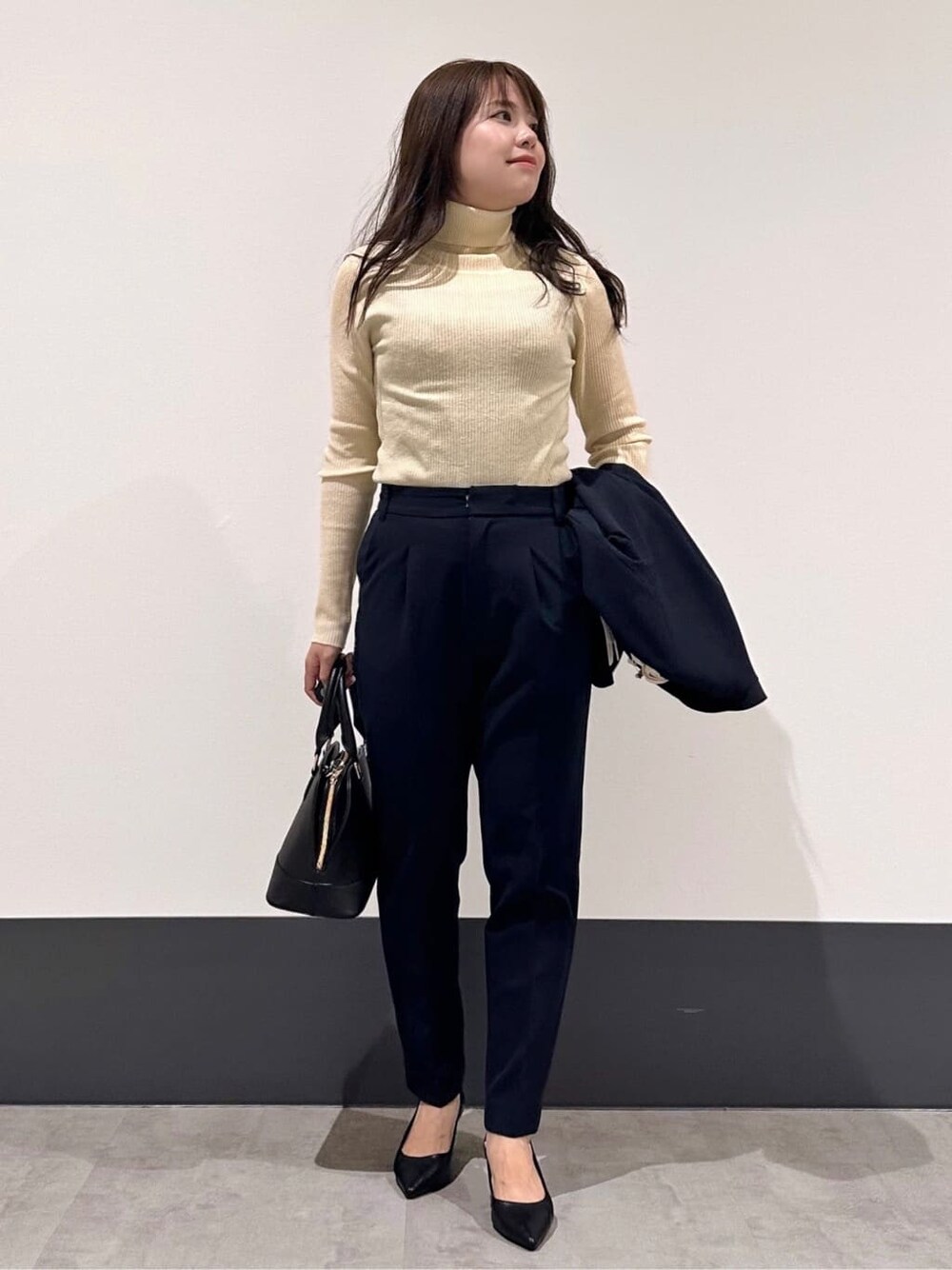 ブルー系のノーカラージャケット、ブルー系のその他パンツ、ブラック系のパンプスを着用したレディースの冬コーディネートの3枚目の写真