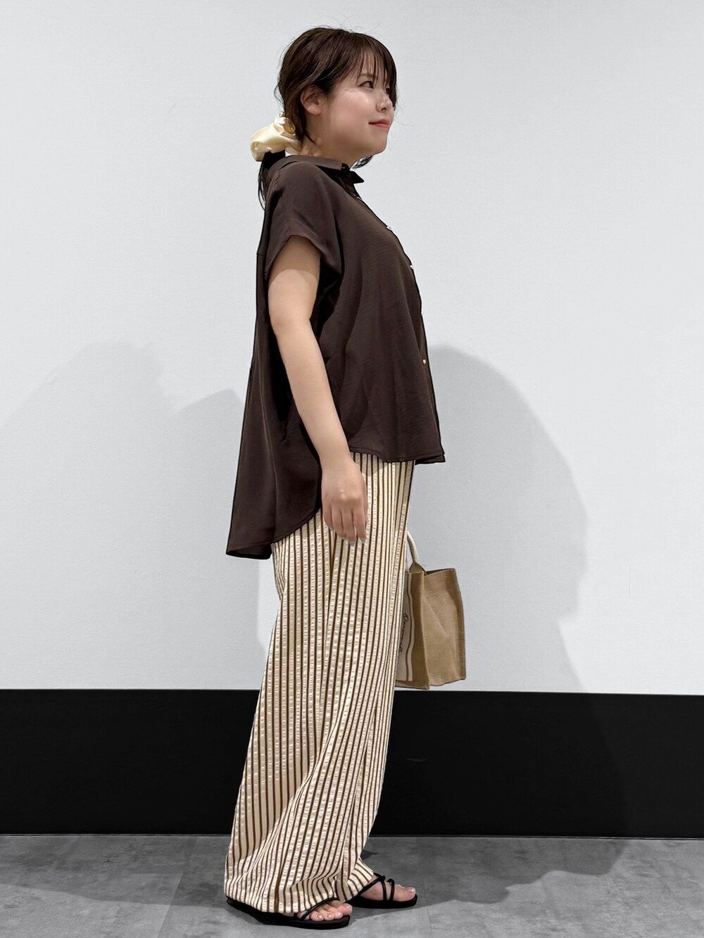 ブラウン系のシャツ/ブラウス、ブラウン系のその他パンツを着用したレディースの春コーディネートの2枚目の写真