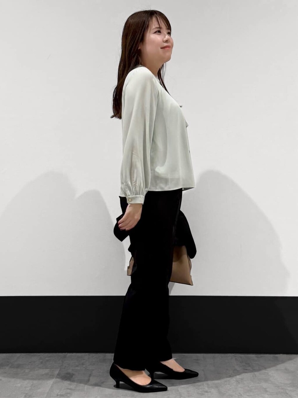 ブルー系のノーカラージャケット、ブルー系のその他パンツ、ブラウン系のショルダーバッグを着用したレディースの冬コーディネートの4枚目の写真