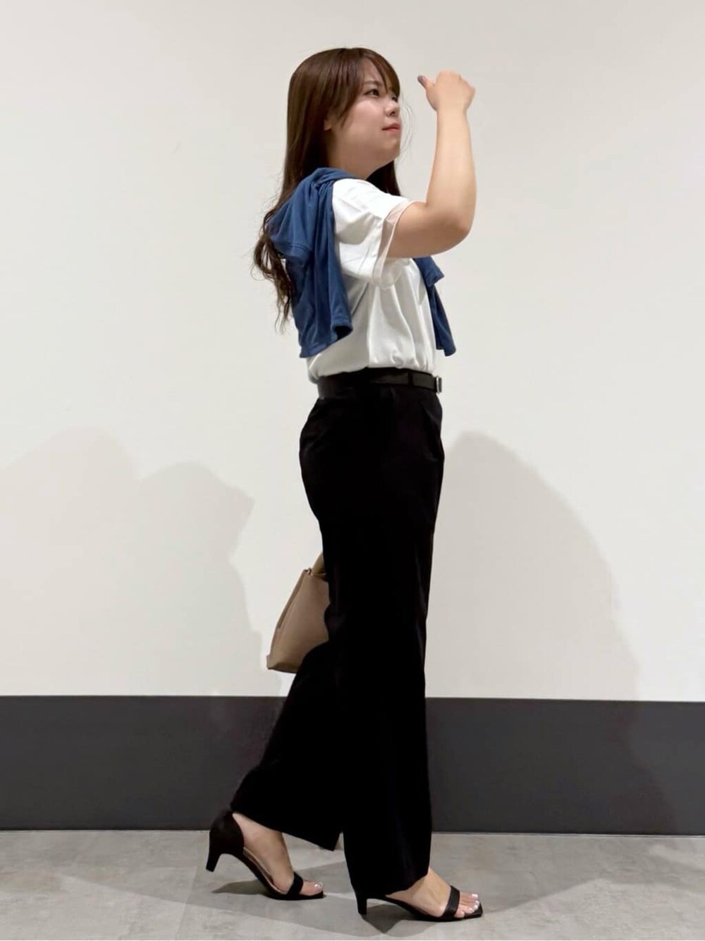 ブルー系のカーディガン/ボレロ、ホワイト系のTシャツ/カットソー、ブラック系のその他パンツを着用したレディースの夏コーディネートの2枚目の写真