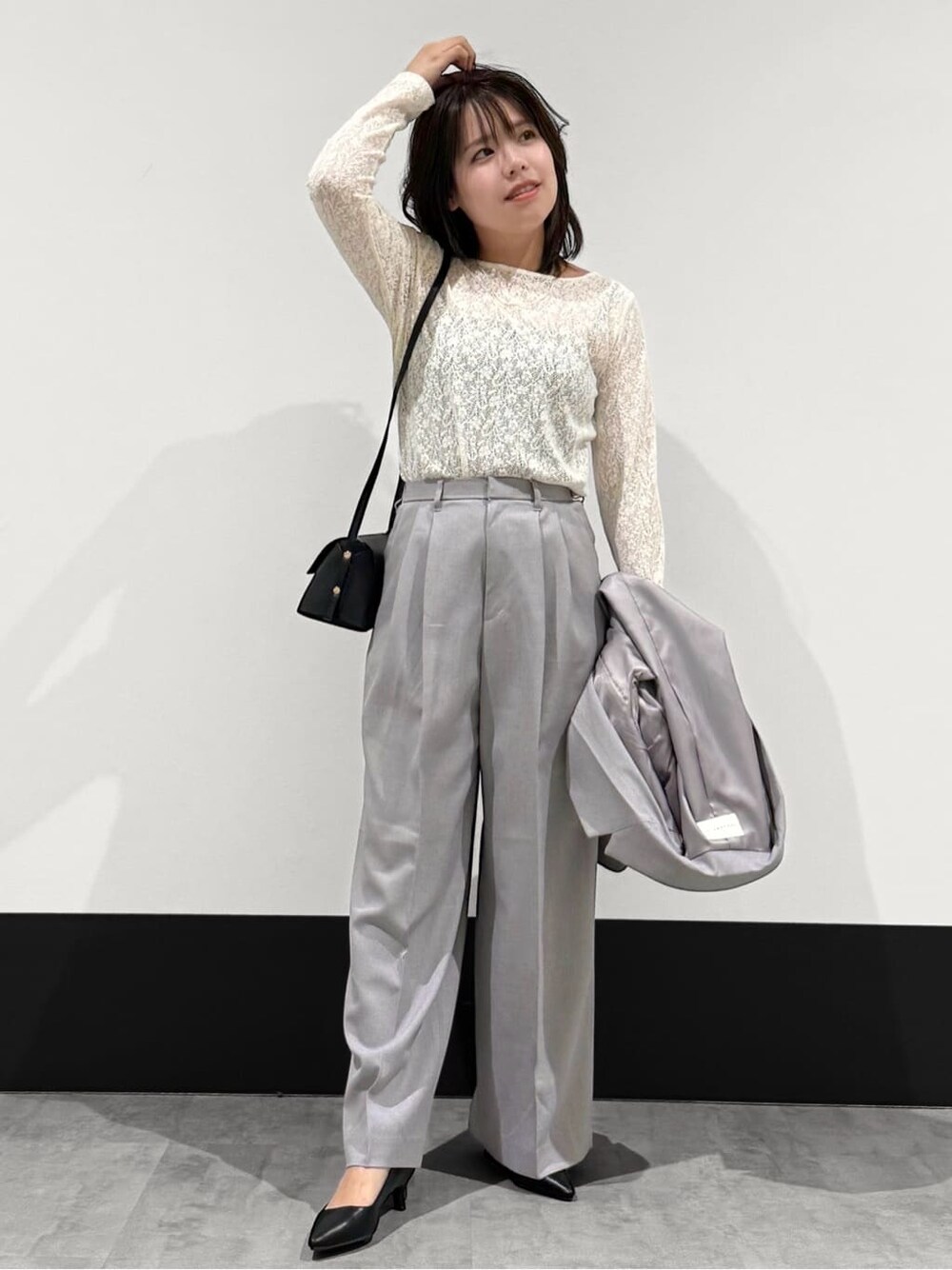 グレー系のテーラードジャケット、ホワイト系のTシャツ/カットソー、グレー系のその他パンツを着用したレディースの冬コーディネートの3枚目の写真