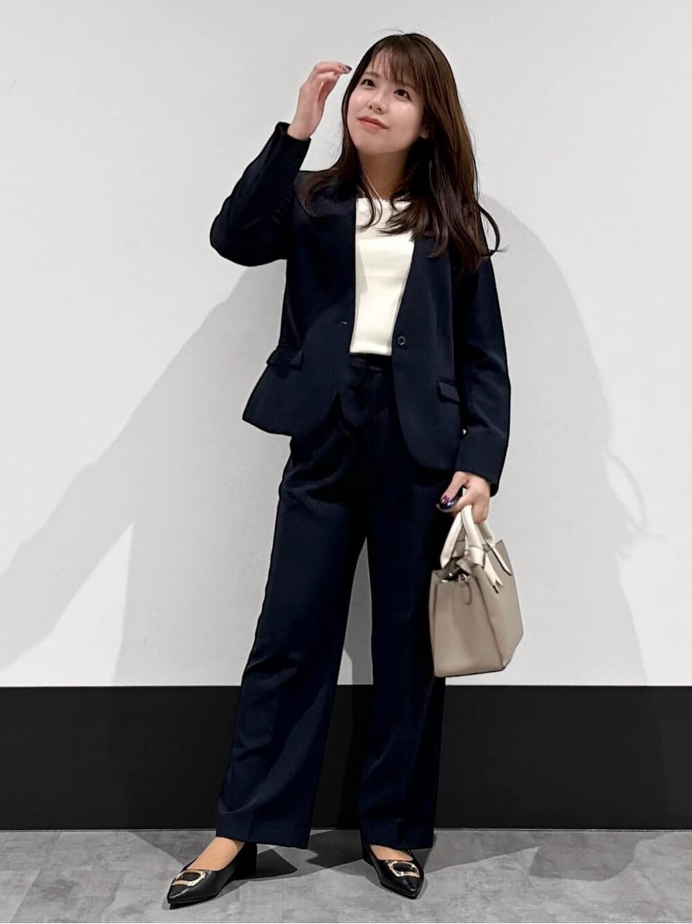 ブルー系のノーカラージャケット、ホワイト系のTシャツ/カットソー、ブルー系のその他パンツを着用したレディースの冬コーディネートの2枚目の写真