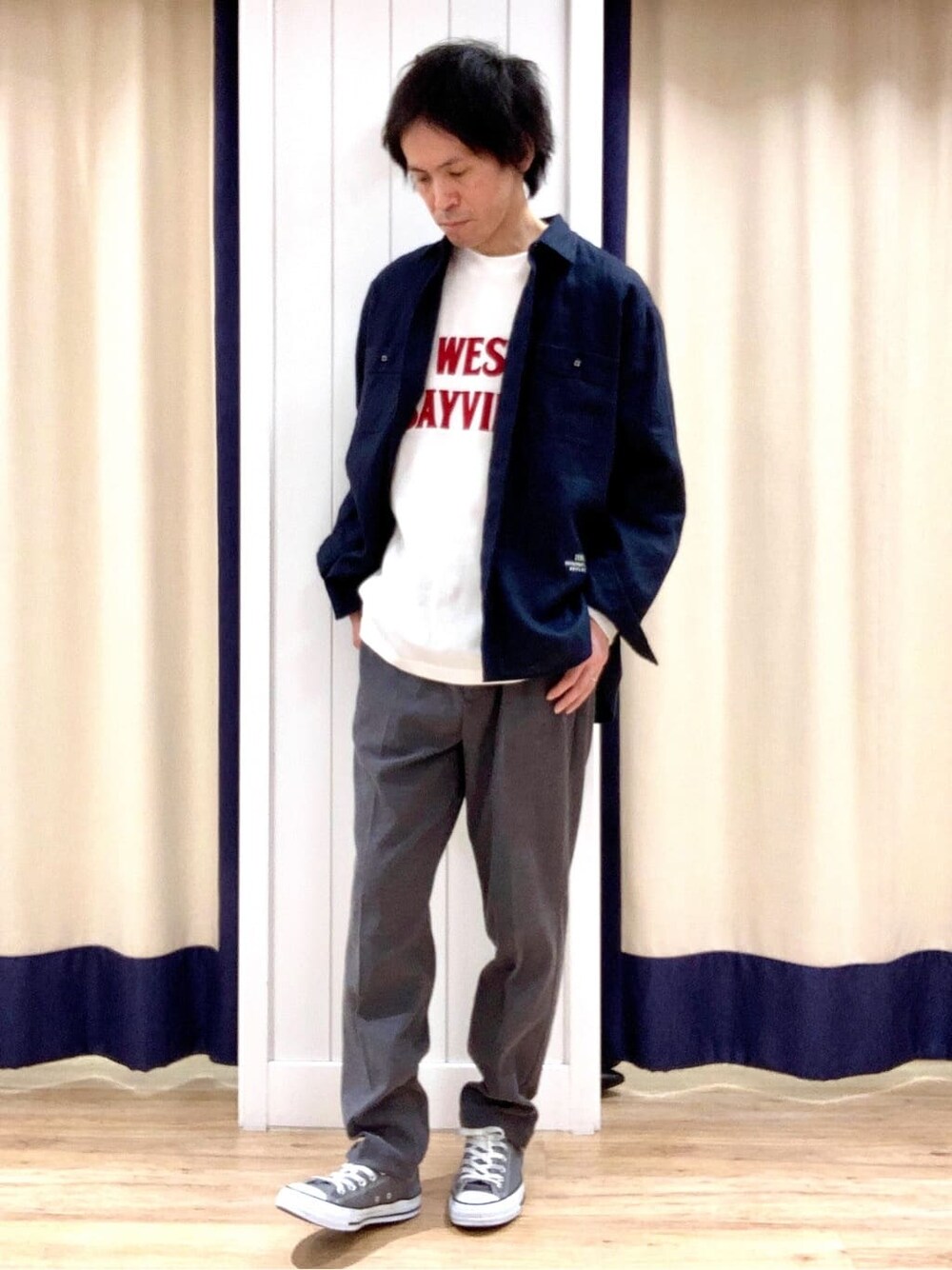 ホワイト系のTシャツ/カットソー、グレー系のその他パンツを着用したメンズの春コーディネートの2枚目の写真
