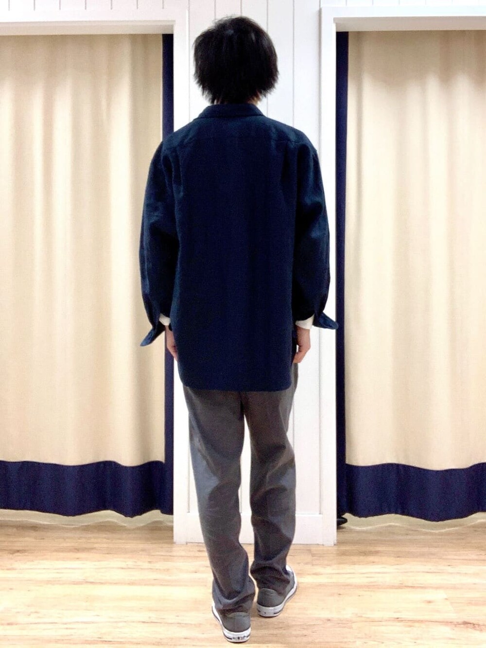 ホワイト系のTシャツ/カットソー、グレー系のその他パンツを着用したメンズの春コーディネートの4枚目の写真