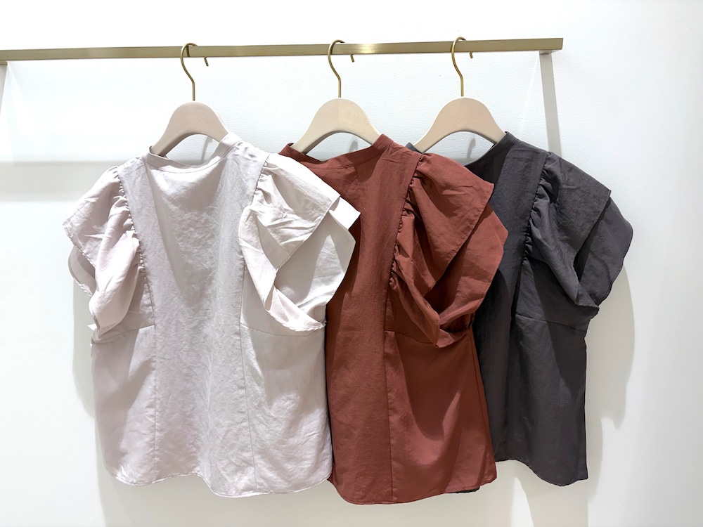 ベージュ系のシャツ/ブラウス、レッド系のシャツ/ブラウス、ブラウン系のシャツ/ブラウスを着用したレディースの秋コーディネートの2枚目の写真