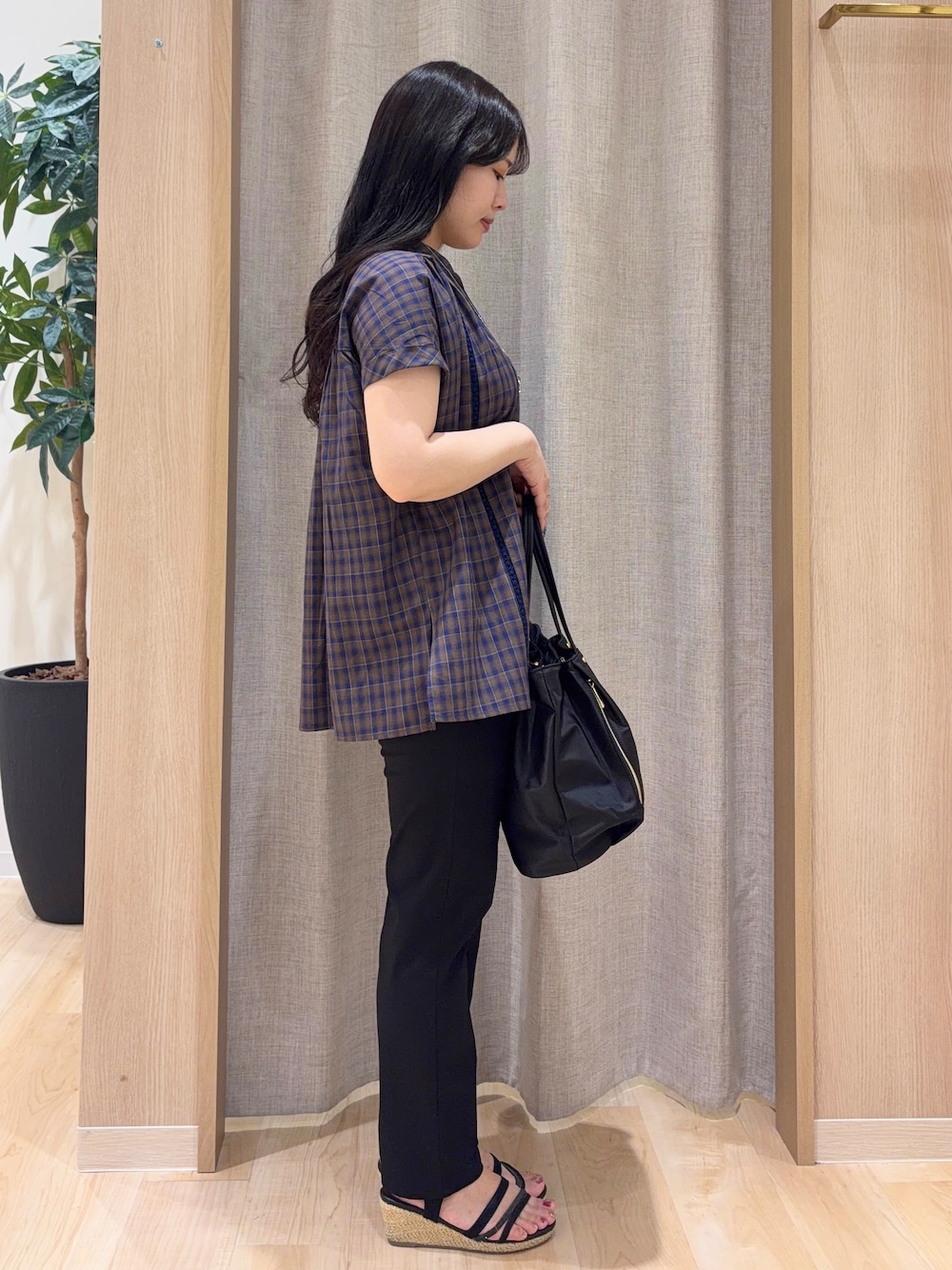 ブルー系のシャツ/ブラウス、ブラック系のその他パンツ、ブラック系のトートバッグを着用したレディースの夏コーディネートの2枚目の写真