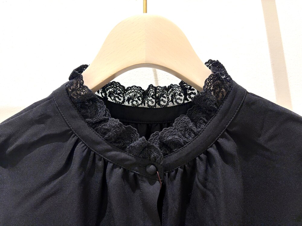 ホワイト系のシャツ/ブラウス、ブルー系のシャツ/ブラウス、ブラック系のシャツ/ブラウスを着用したレディースの秋コーディネートの3枚目の写真
