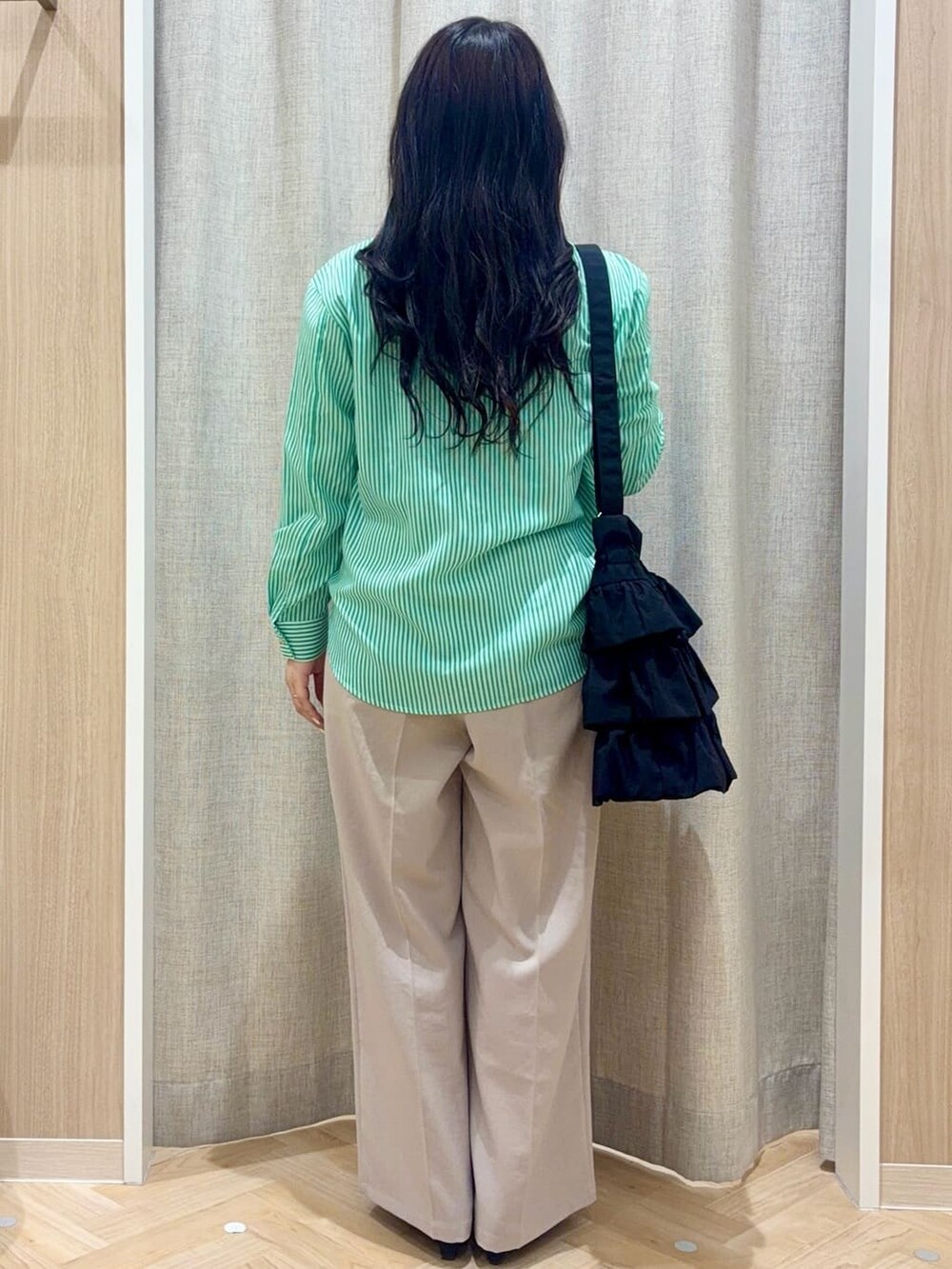 ブラック系のパンプス、ベージュ系のその他パンツ、グレー系のカーディガン/ボレロを着用したレディースの春コーディネートの3枚目の写真