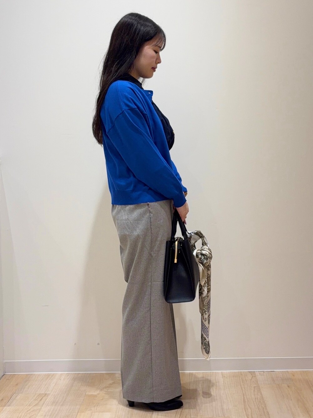 ブルー系のカーディガン/ボレロ、ブルー系のシャツ/ブラウス、グレー系のその他パンツを着用したレディースの秋コーディネートの2枚目の写真