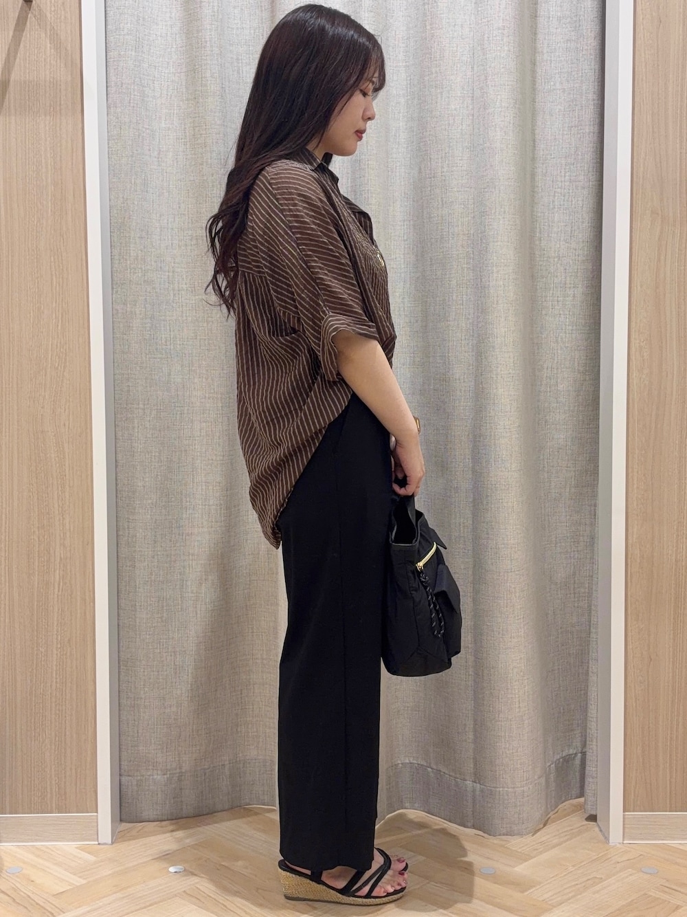 ブラウン系のシャツ/ブラウス、ブラック系のその他パンツ、ブラック系のショルダーバッグを着用したレディースの夏コーディネートの2枚目の写真
