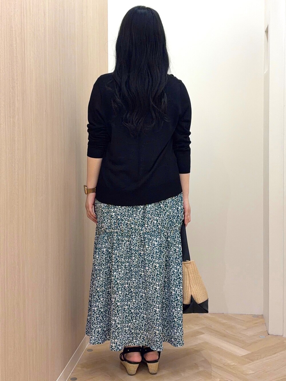ブラック系のカーディガン/ボレロ、グリーン系のワンピース、ブラック系のショルダーバッグを着用したレディースの夏コーディネートの3枚目の写真