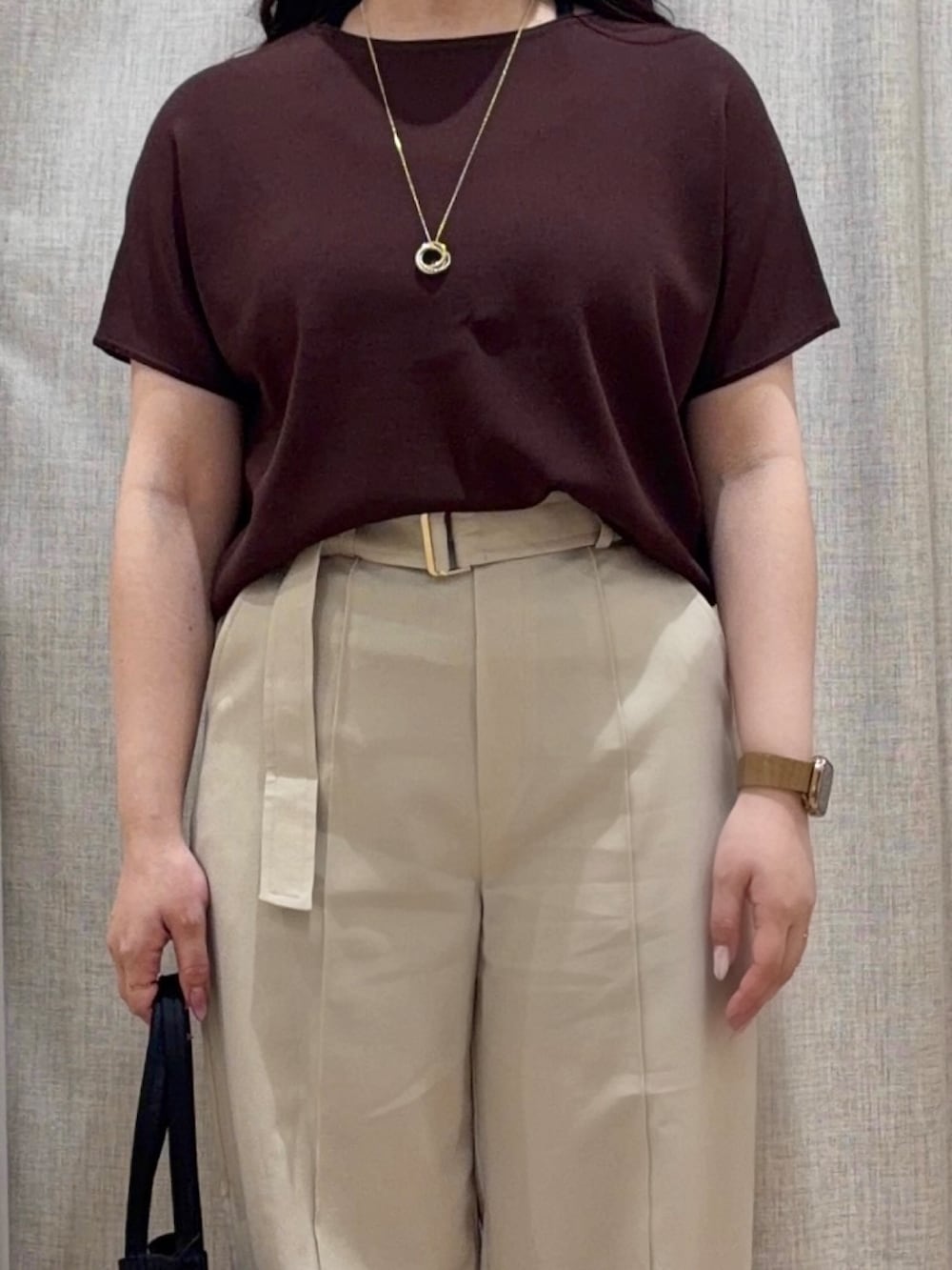 ブラウン系のニット/セーター、ベージュ系のその他パンツ、ブラック系のトートバッグを着用したレディースの夏コーディネートの4枚目の写真