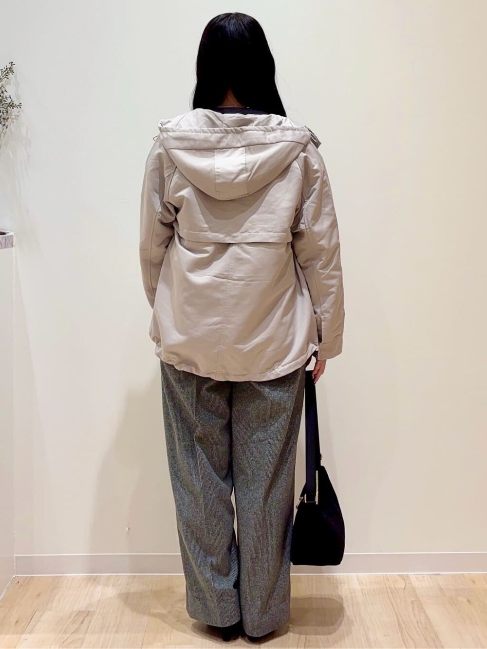 ベージュ系のブルゾン、グレー系のニット/セーター、ブラック系のその他パンツを着用したレディースの秋コーディネートの3枚目の写真