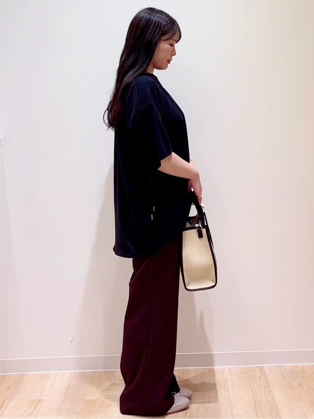 ブラック系のTシャツ/カットソー、ブラウン系のその他パンツ、ブラック系のトートバッグを着用したレディースの秋コーディネートの2枚目の写真