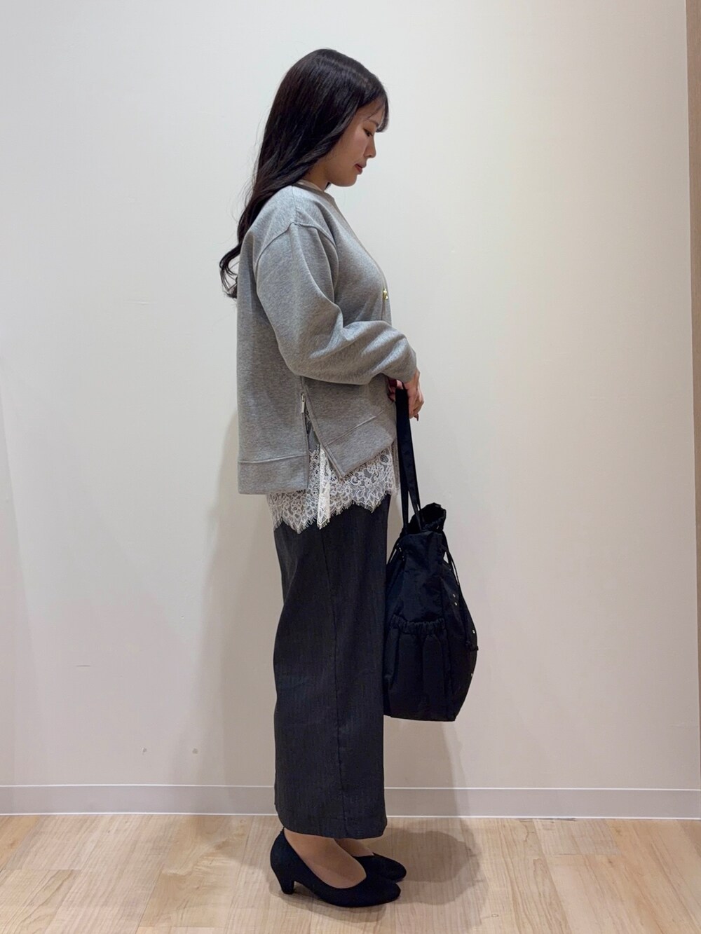 グレー系のTシャツ/カットソー、ホワイト系のTシャツ/カットソー、グレー系のスカートを着用したレディースの秋コーディネートの2枚目の写真