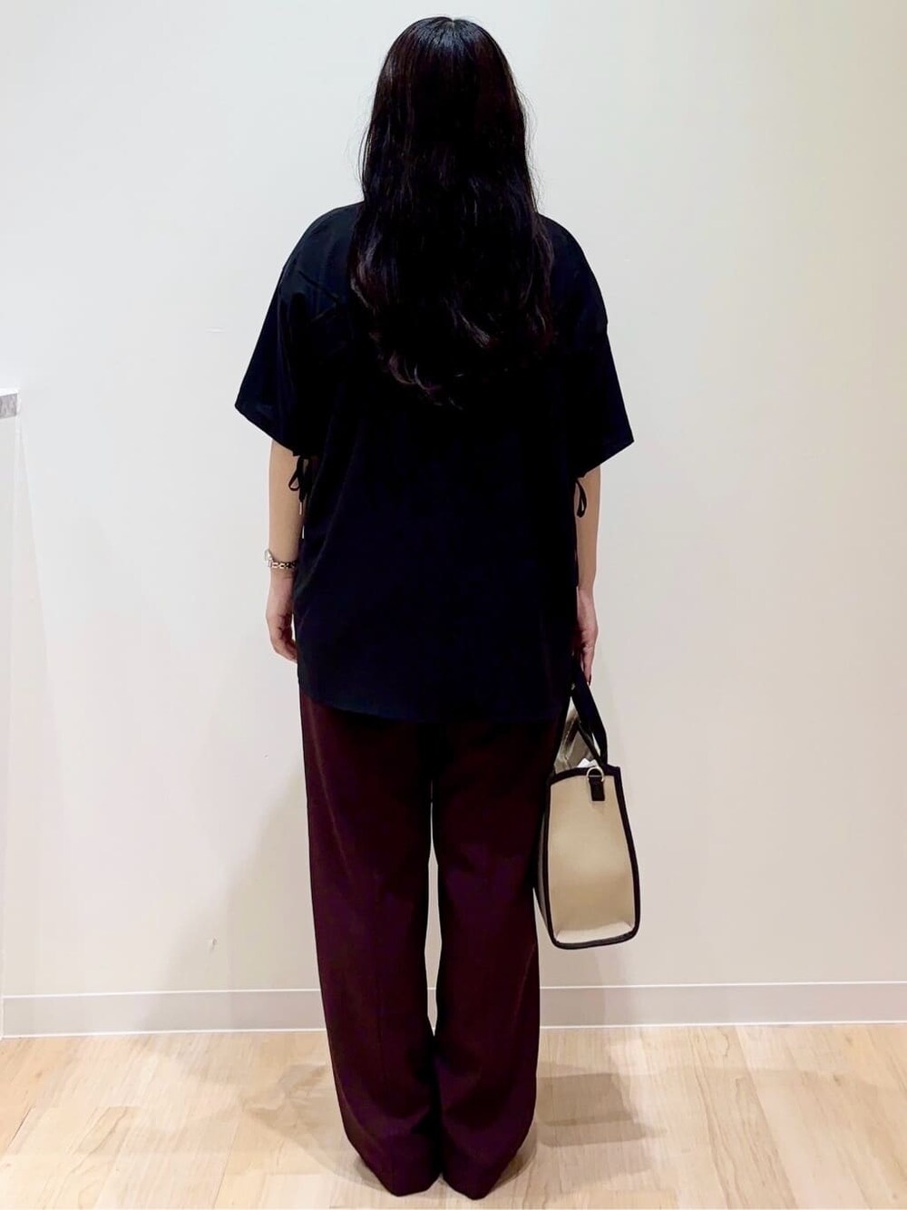 ブラック系のTシャツ/カットソー、ブラウン系のその他パンツ、ブラック系のトートバッグを着用したレディースの秋コーディネートの3枚目の写真