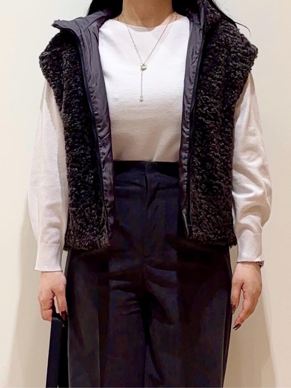 ブラック系のブルゾン、グレー系のニット/セーター、グレー系のその他パンツを着用したレディースの冬コーディネートの4枚目の写真