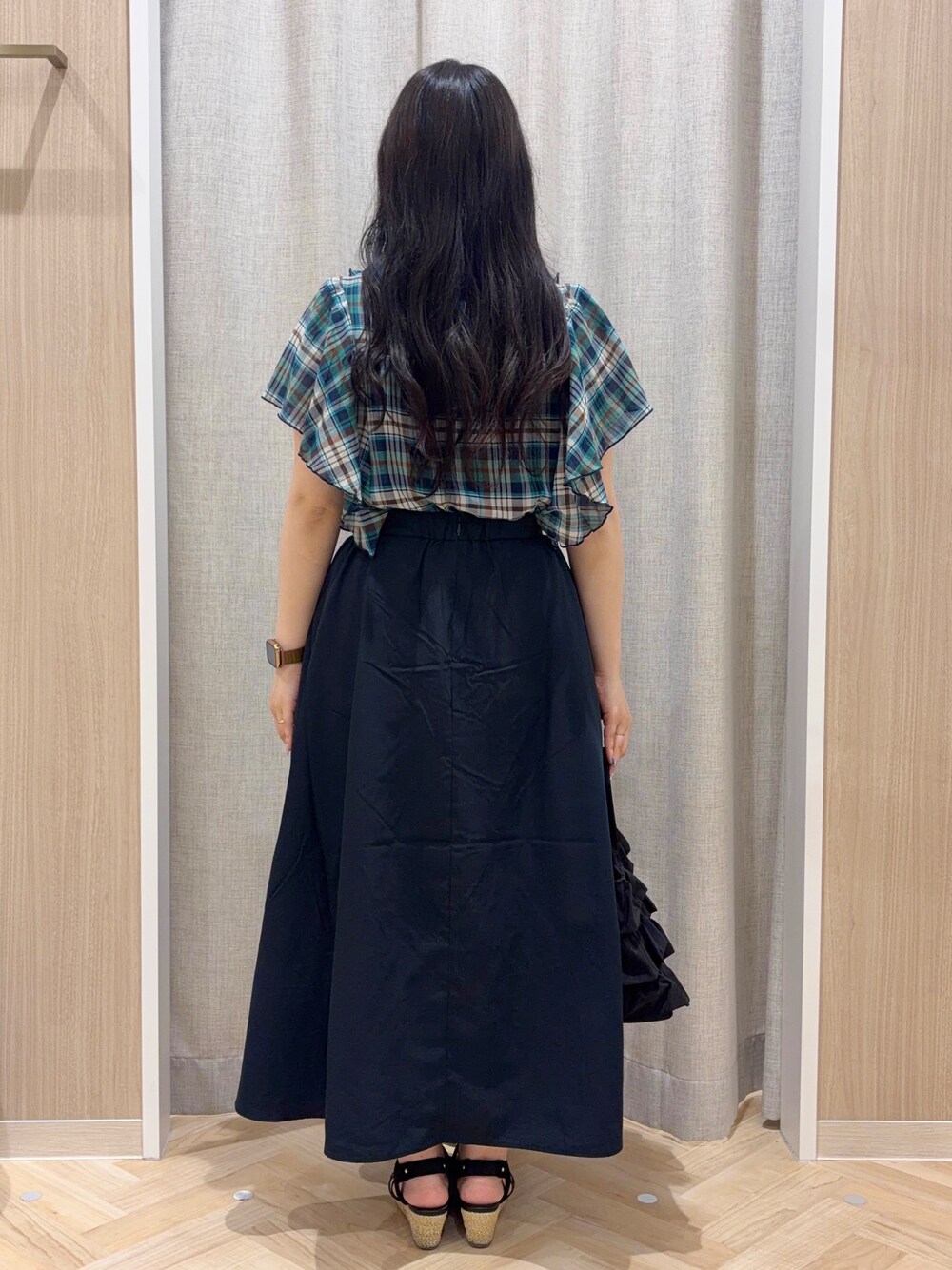グリーン系のシャツ/ブラウス、ブルー系のスカート、ブラック系のトートバッグを着用したレディースの夏コーディネートの3枚目の写真