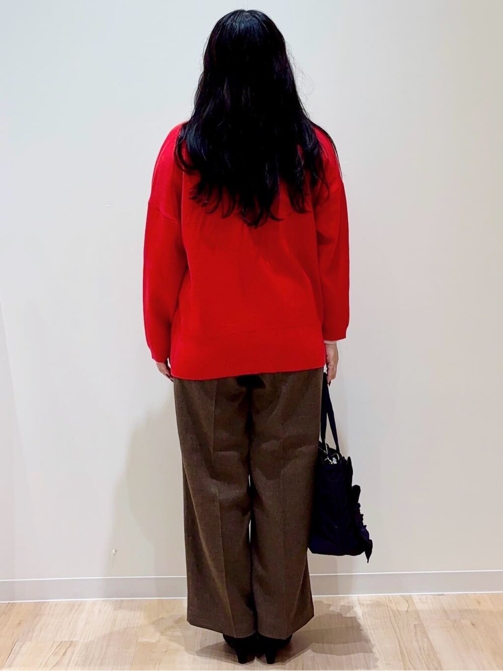 レッド系のカーディガン/ボレロ、ホワイト系のニット/セーター、ブラウン系のその他パンツを着用したレディースの秋コーディネートの4枚目の写真