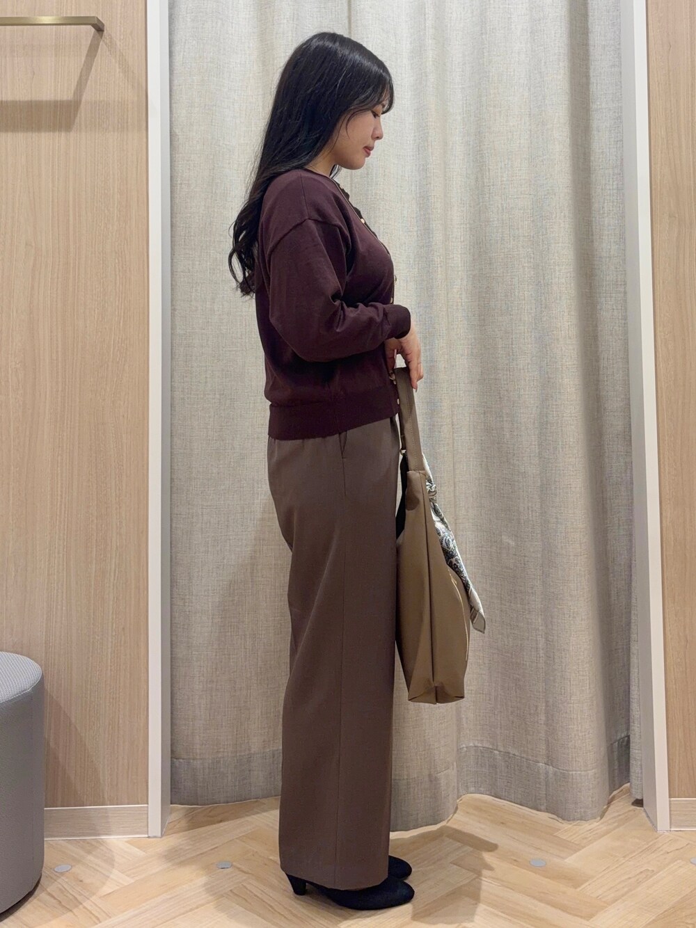 ブラウン系のカーディガン/ボレロ、ブラウン系のその他パンツ、ブラウン系のショルダーバッグを着用したレディースの秋コーディネートの2枚目の写真