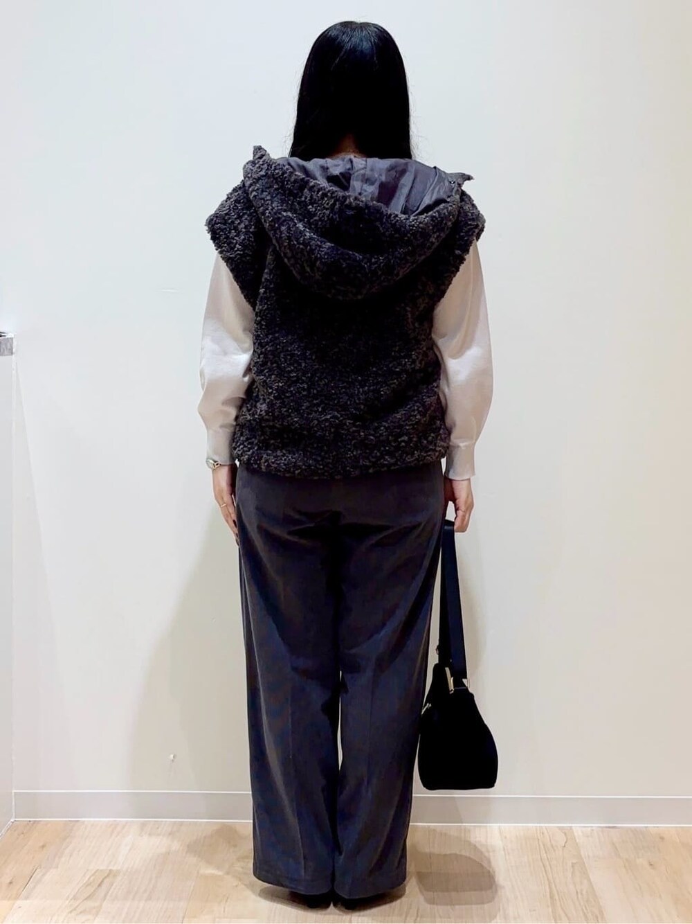 ブラック系のブルゾン、グレー系のニット/セーター、グレー系のその他パンツを着用したレディースの冬コーディネートの3枚目の写真