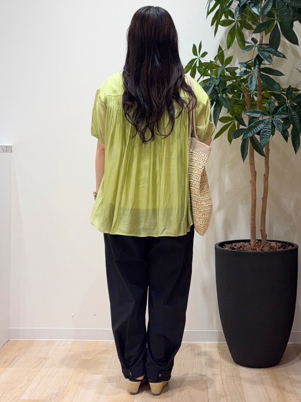 グリーン系のTシャツ/カットソー、ブラック系のその他パンツ、ベージュ系のトートバッグを着用したレディースの夏コーディネートの3枚目の写真