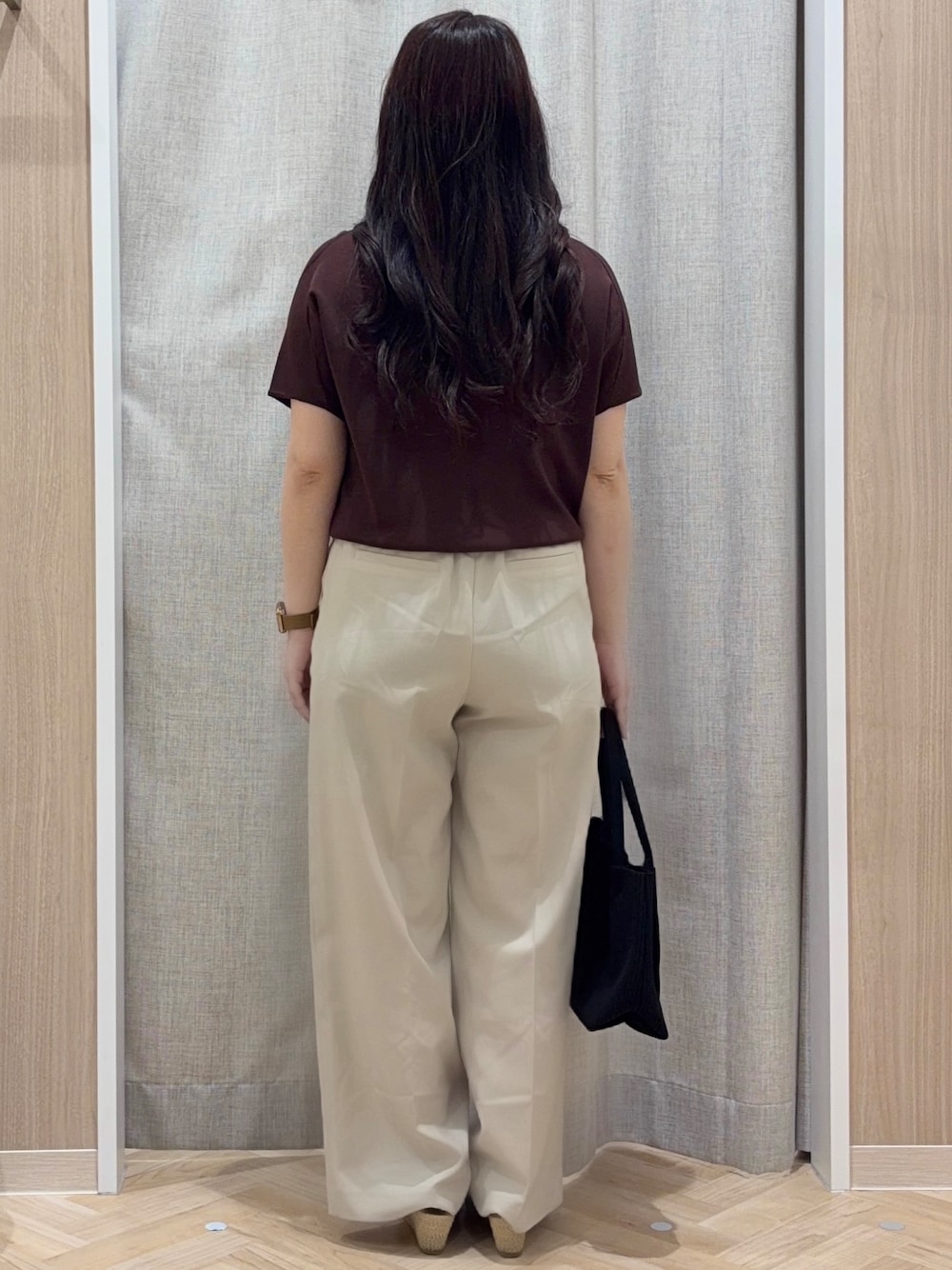 ブラウン系のニット/セーター、ベージュ系のその他パンツ、ブラック系のトートバッグを着用したレディースの夏コーディネートの3枚目の写真