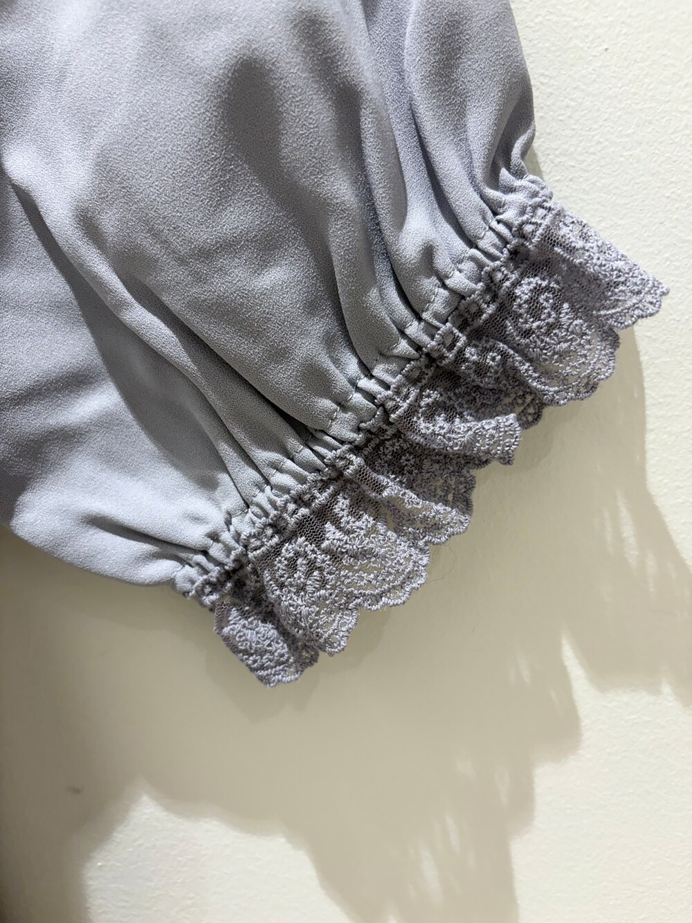 ホワイト系のシャツ/ブラウス、ブルー系のシャツ/ブラウス、ブラック系のシャツ/ブラウスを着用したレディースの秋コーディネートの4枚目の写真