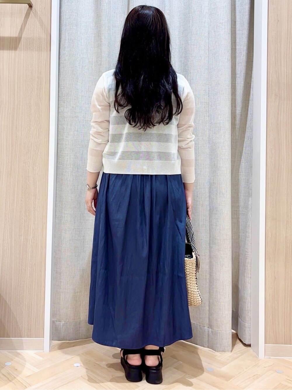 ホワイト系のカーディガン/ボレロ、ベージュ系のトートバッグ、その他のネックレスを着用したレディースの夏コーディネートの3枚目の写真