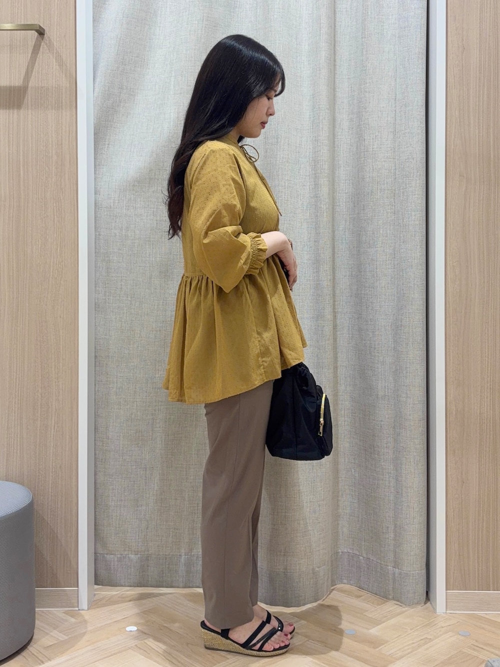 イエロー系のシャツ/ブラウス、ブラウン系のその他パンツ、ブラック系のショルダーバッグを着用したレディースの秋コーディネートの2枚目の写真