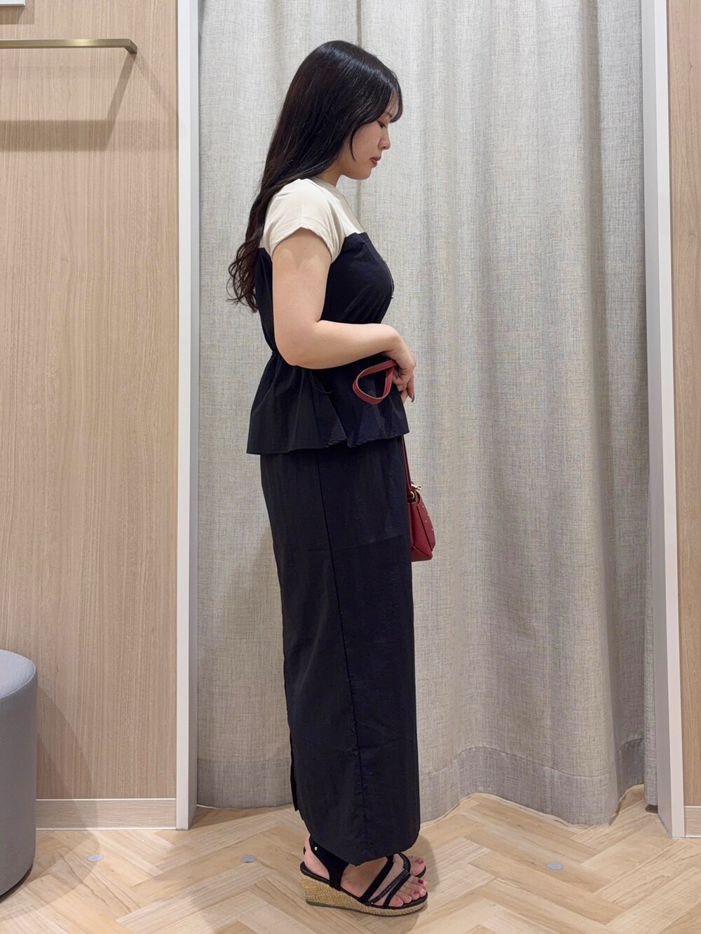 ブラック系のワンピース、シルバー系のネックレス、レッド系のその他雑貨を着用したレディースの秋コーディネートの2枚目の写真