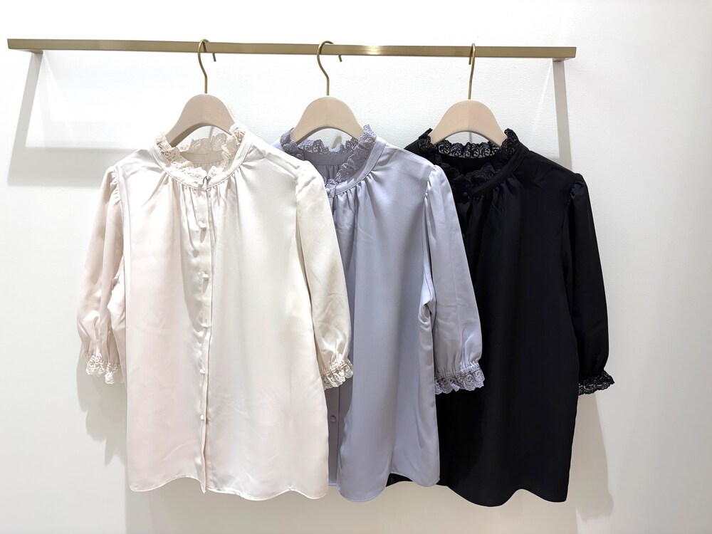 ホワイト系のシャツ/ブラウス、ブルー系のシャツ/ブラウス、ブラック系のシャツ/ブラウスを着用したレディースの秋コーディネートの2枚目の写真