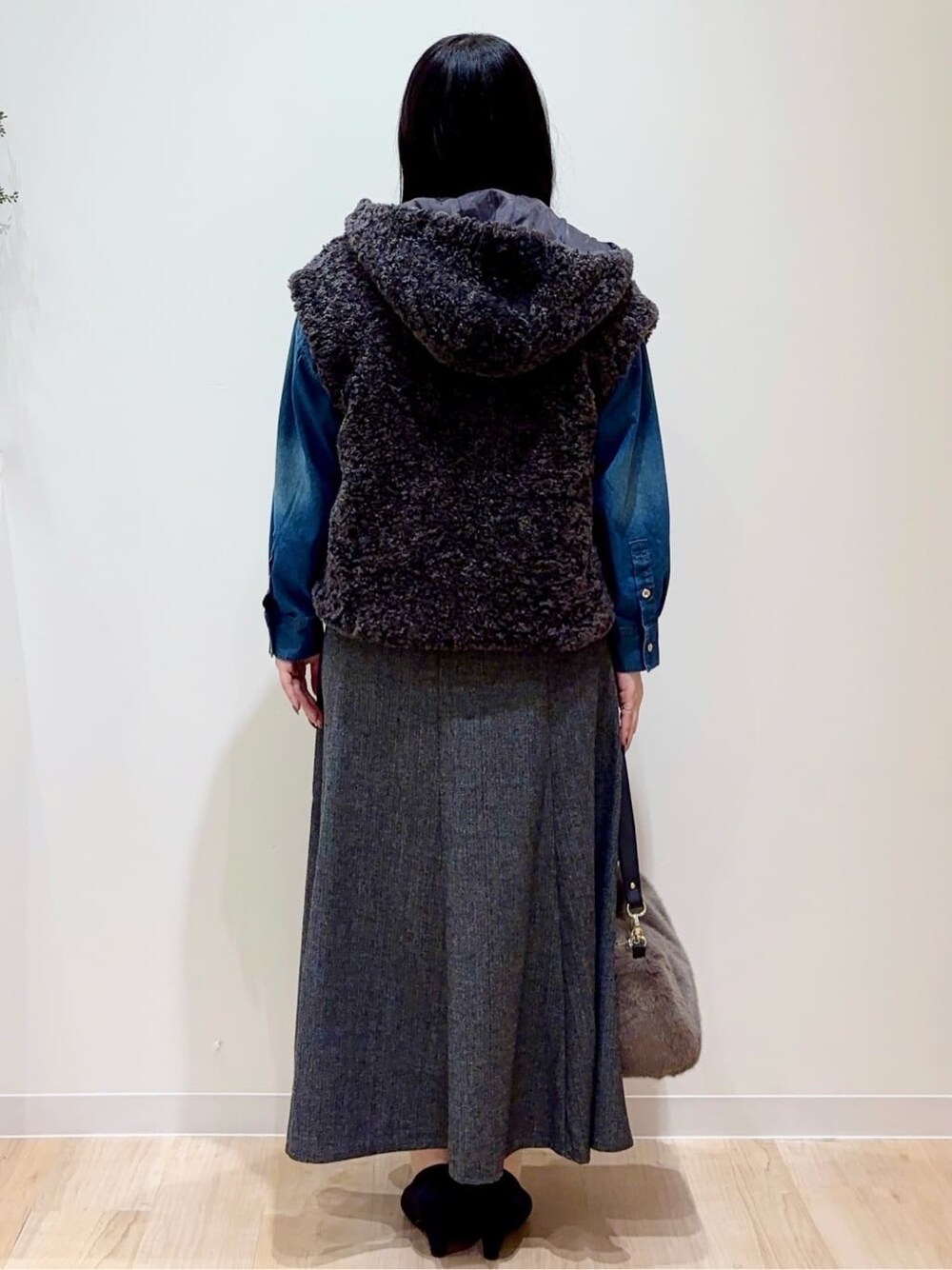 ブラック系のブルゾン、ブルー系のシャツ/ブラウス、グレー系のスカートを着用したレディースの冬コーディネートの3枚目の写真