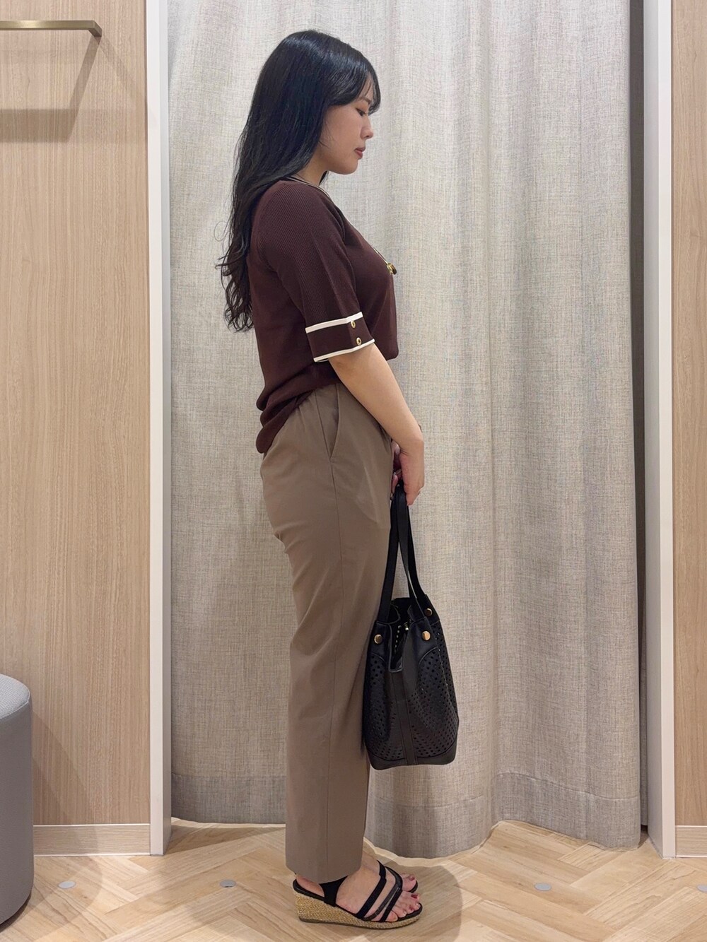 ブラウン系のニット/セーター、ブラウン系のその他パンツ、ブラック系のトートバッグを着用したレディースの夏コーディネートの2枚目の写真