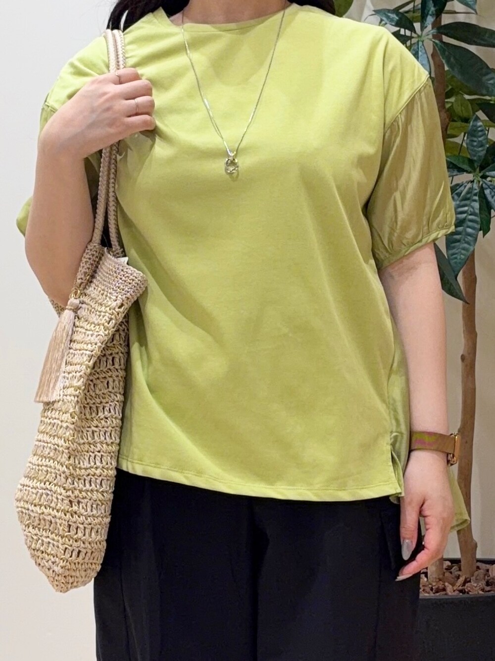 グリーン系のTシャツ/カットソー、ブラック系のその他パンツ、ベージュ系のトートバッグを着用したレディースの夏コーディネートの4枚目の写真