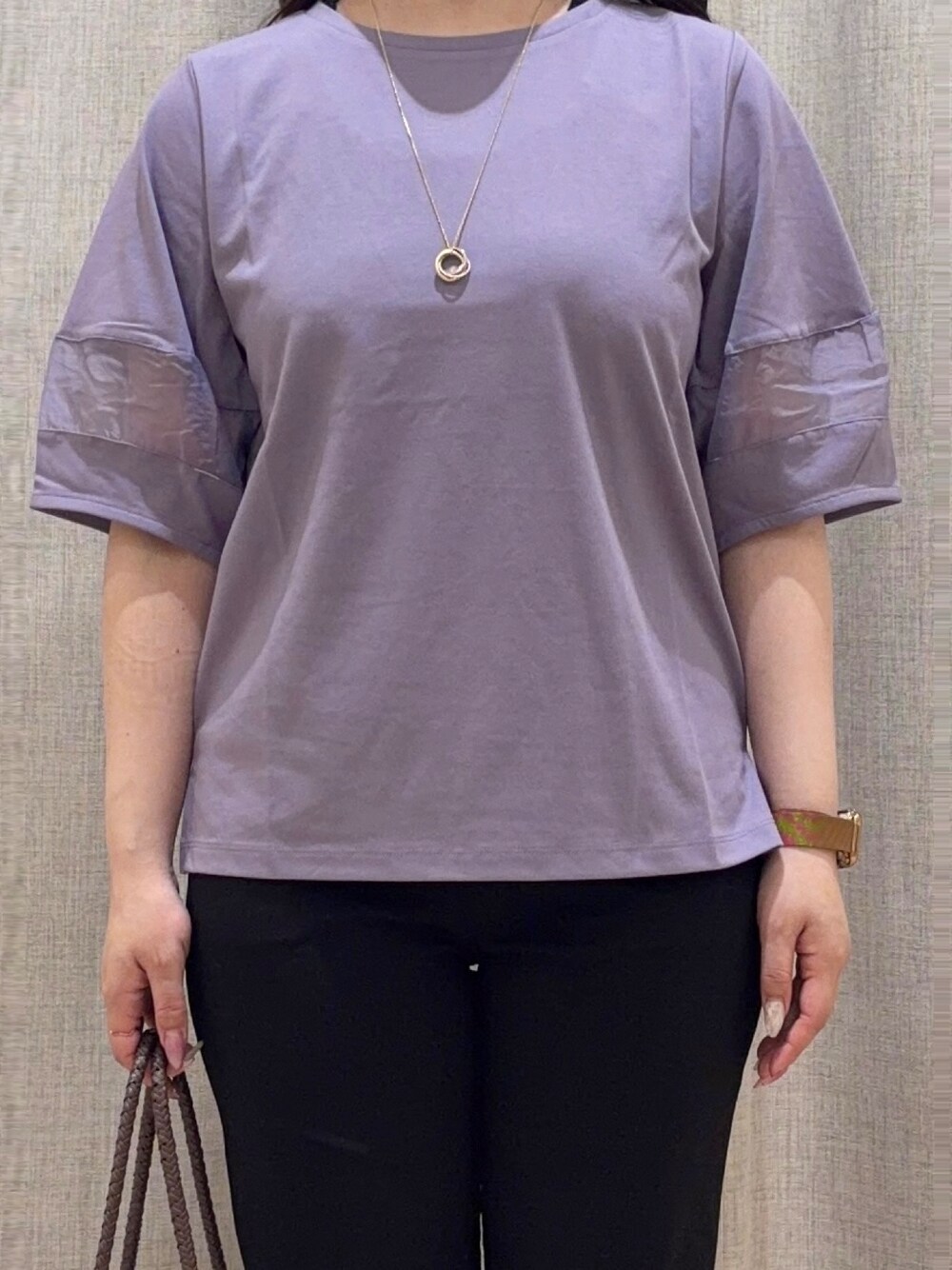 パープル系のTシャツ/カットソー、ブラック系のその他パンツ、ブラウン系のトートバッグを着用したレディースの夏コーディネートの4枚目の写真