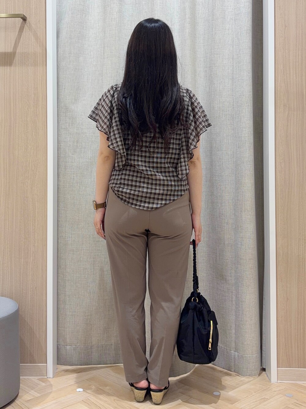 ブラウン系のシャツ/ブラウス、ブラウン系のその他パンツ、ブラック系のショルダーバッグを着用したレディースの夏コーディネートの3枚目の写真