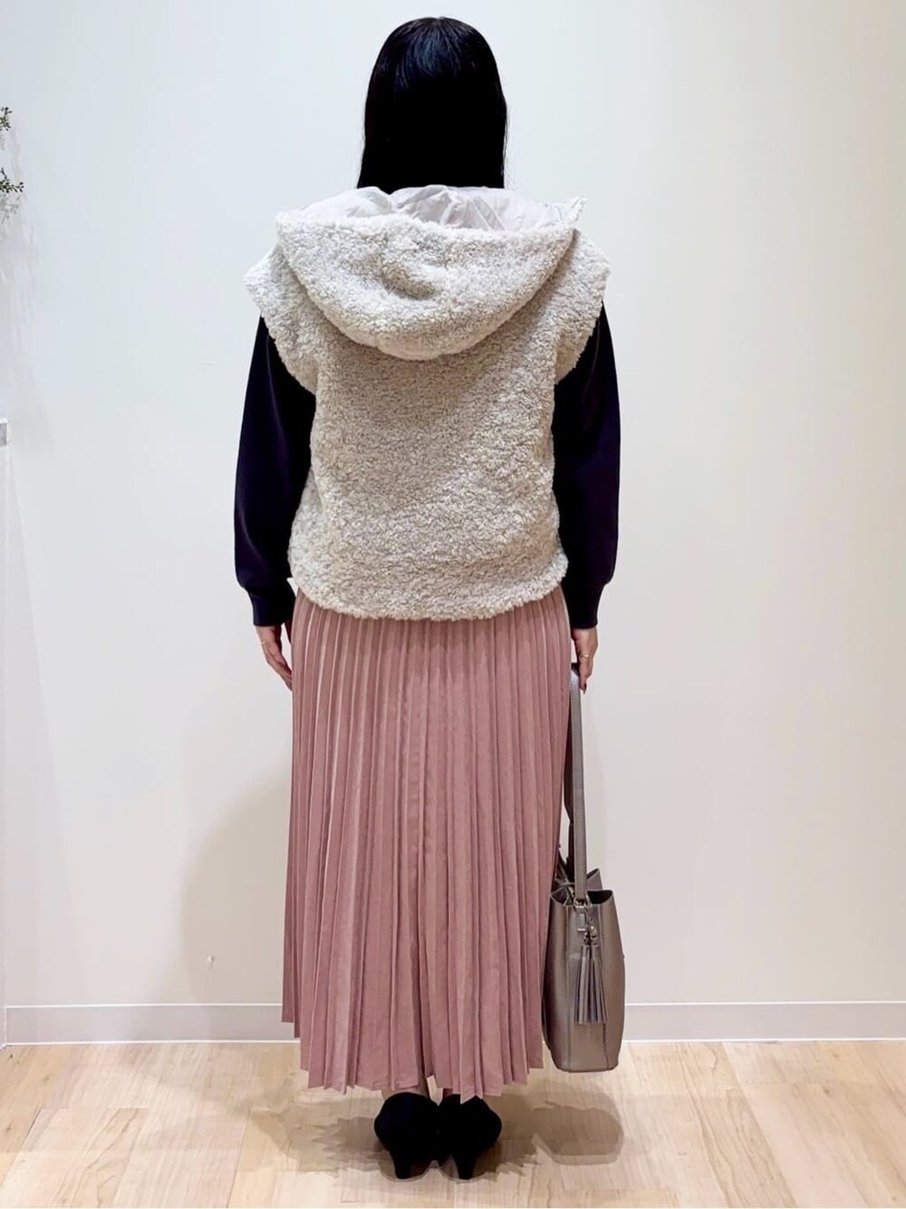 ベージュ系のブルゾン、グレー系のニット/セーター、ピンク系のスカートを着用したレディースの秋コーディネートの3枚目の写真