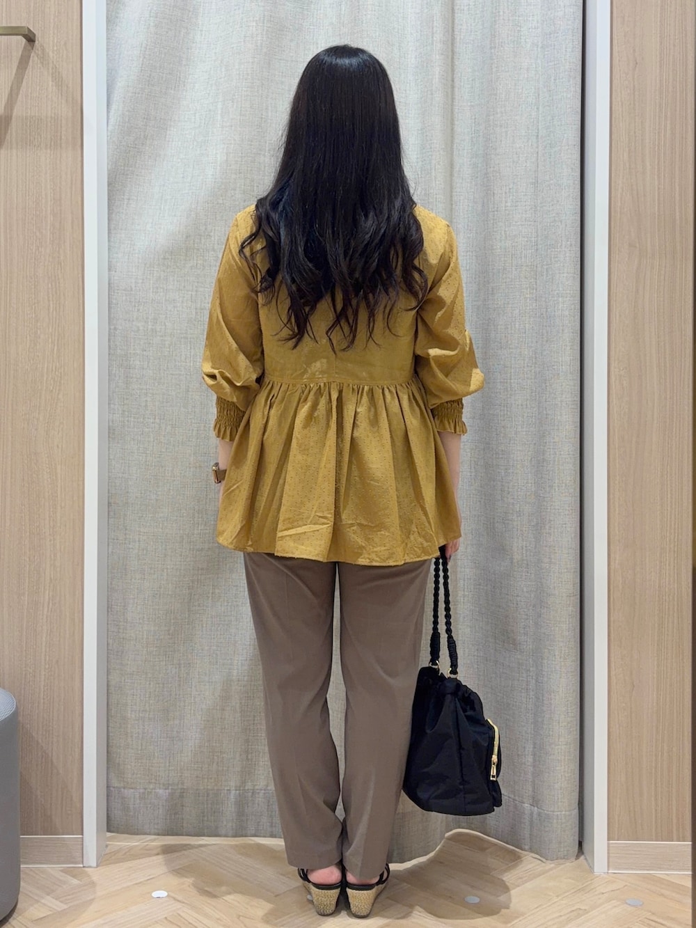 イエロー系のシャツ/ブラウス、ブラウン系のその他パンツ、ブラック系のショルダーバッグを着用したレディースの秋コーディネートの3枚目の写真