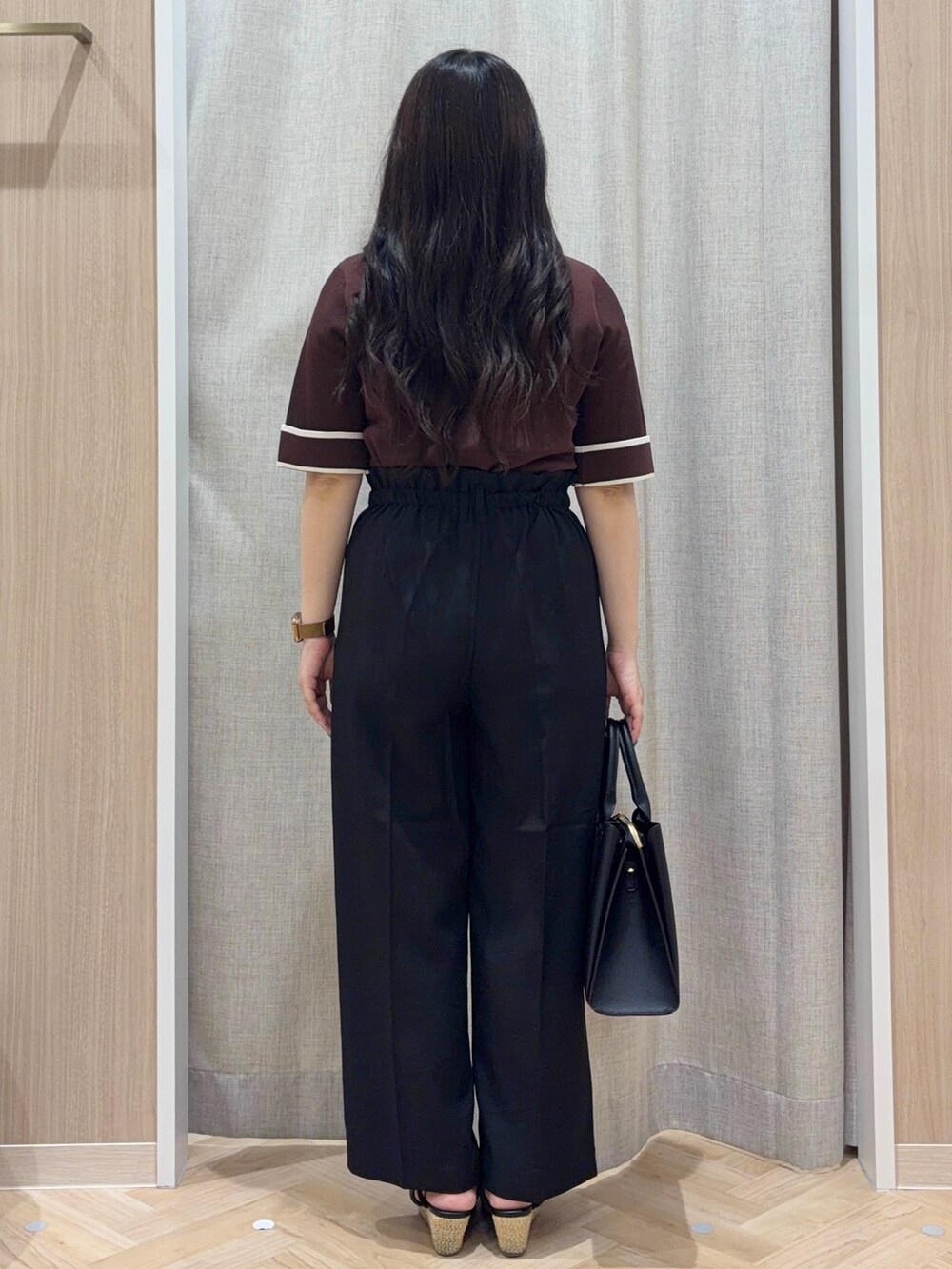 ブラウン系のニット/セーター、ブラック系のその他パンツ、ブラック系のトートバッグを着用したレディースの秋コーディネートの3枚目の写真
