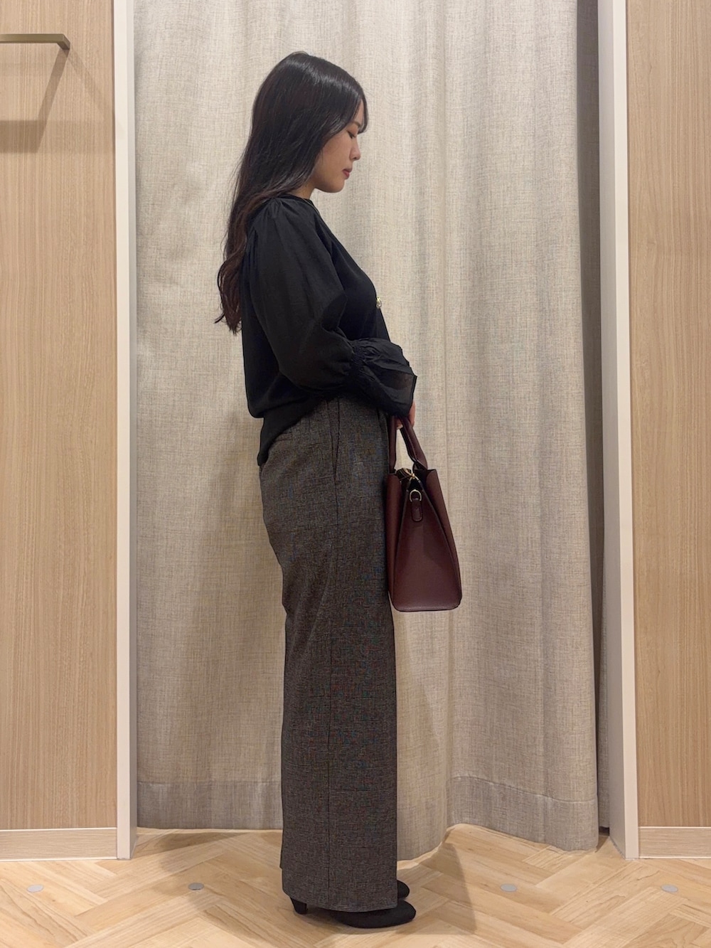 ブラック系のTシャツ/カットソー、ブラック系のその他パンツ、レッド系のトートバッグを着用したレディースの秋コーディネートの2枚目の写真