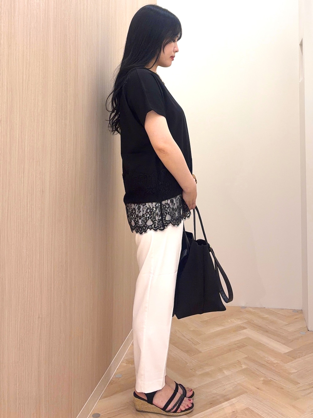 ブラック系のTシャツ/カットソー、ホワイト系のその他パンツ、ブラック系のトートバッグを着用したレディースの夏コーディネートの2枚目の写真