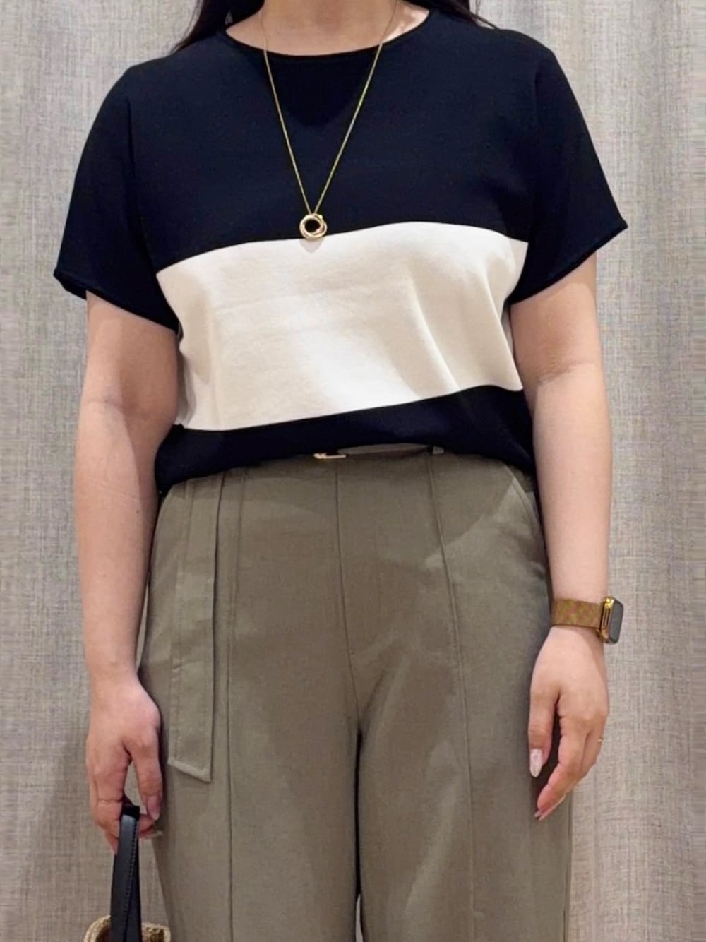 ブラック系のニット/セーター、グリーン系のその他パンツ、ブラック系のトートバッグを着用したレディースの夏コーディネートの4枚目の写真