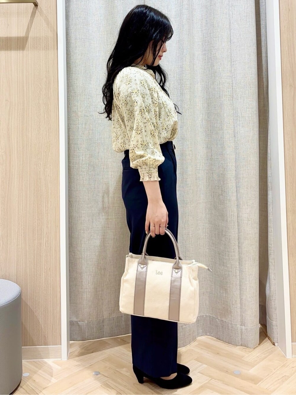 ホワイト系のシャツ/ブラウス、ブルー系のその他パンツ、シルバー系のトートバッグを着用したレディースの春コーディネートの2枚目の写真