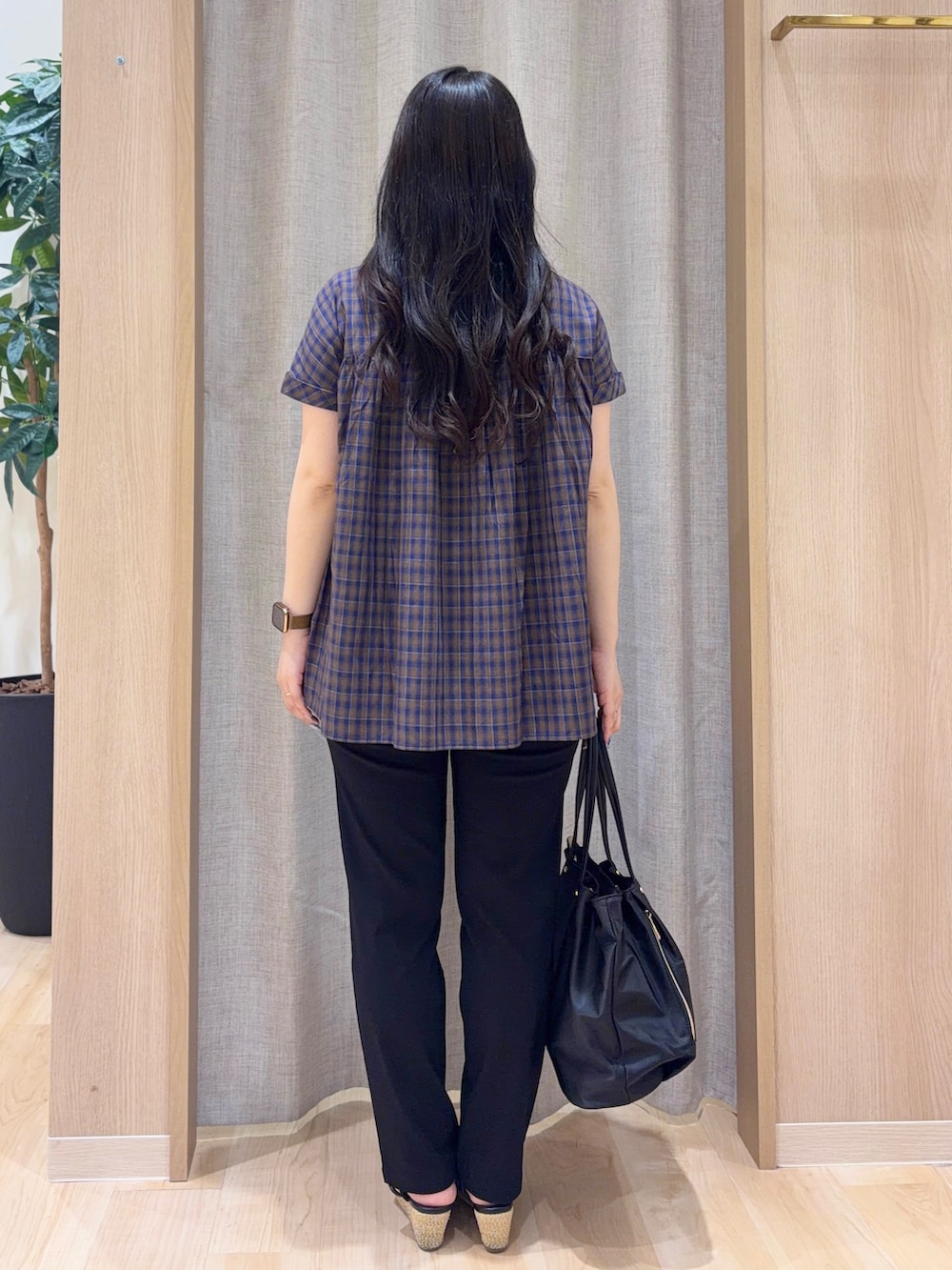 ブルー系のシャツ/ブラウス、ブラック系のその他パンツ、ブラック系のトートバッグを着用したレディースの夏コーディネートの3枚目の写真