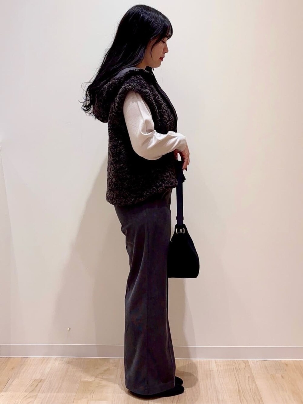 ブラック系のブルゾン、グレー系のニット/セーター、グレー系のその他パンツを着用したレディースの冬コーディネートの2枚目の写真
