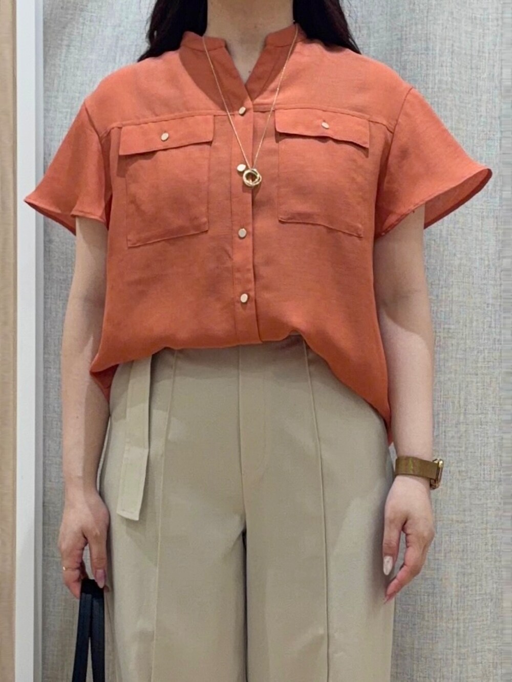 ベージュ系のその他パンツ、ブラック系のトートバッグ、ピンク系のネックレスを着用したレディースの夏コーディネートの4枚目の写真