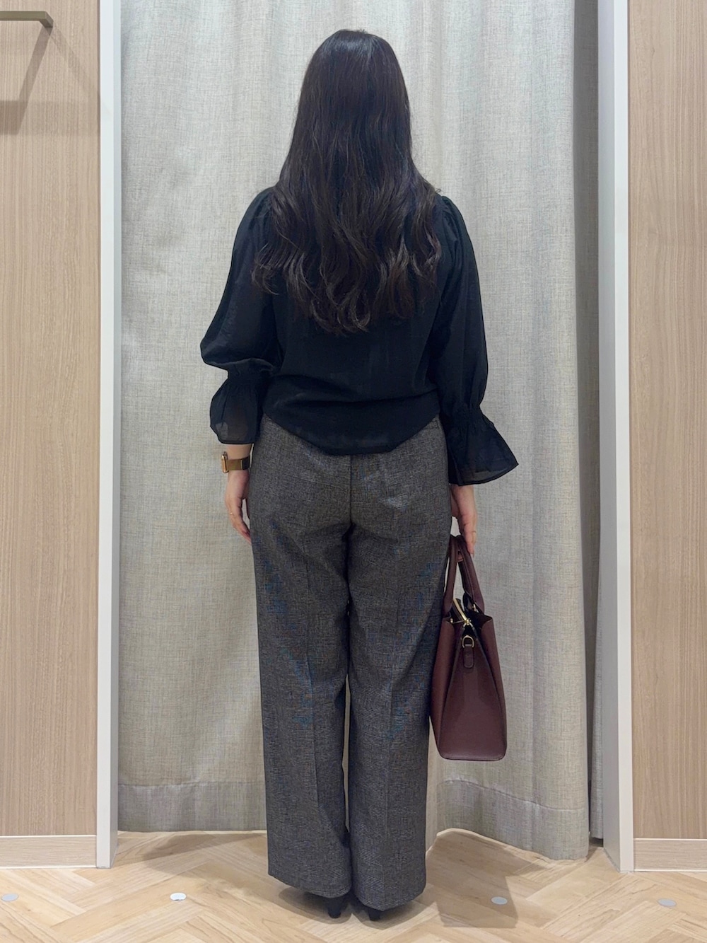 ブラック系のTシャツ/カットソー、ブラック系のその他パンツ、レッド系のトートバッグを着用したレディースの秋コーディネートの3枚目の写真